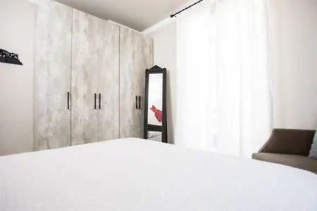 Urban Living 1 * Salonic